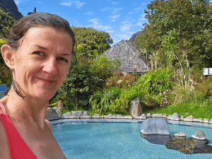 Frau in den heißen Thermen von Papallacta