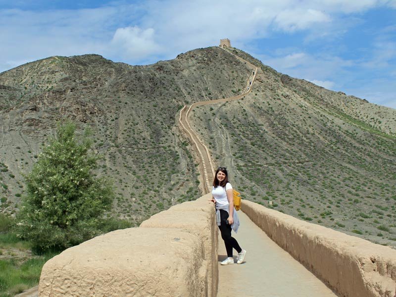 Reisende auf der chinesischen Mauer in Jiayuguan