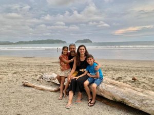 Familie am Strand in Costa Rica