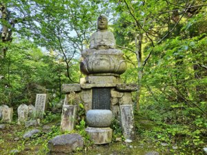 Buddhastatue im Wald, Japan
