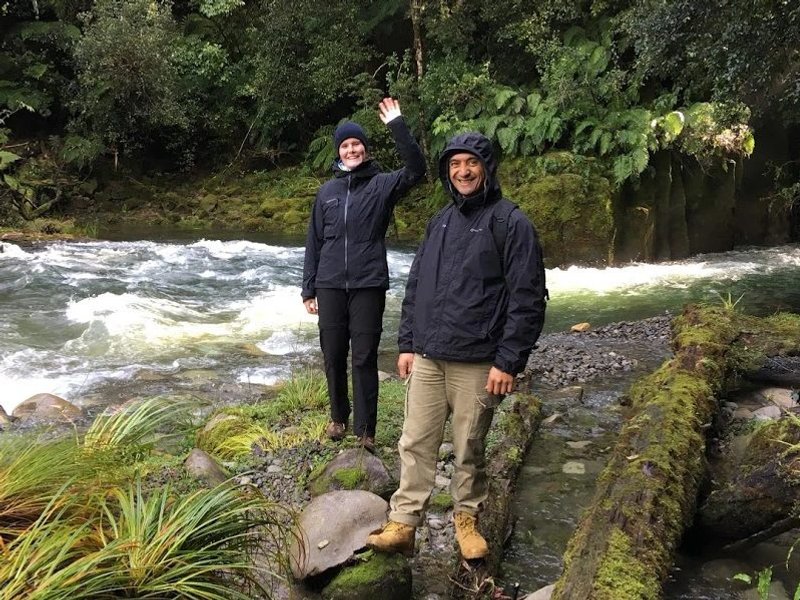 Personen in Regenjacken laufen durch den Whirinaki Forest bei Rotorua, Neuseeland.