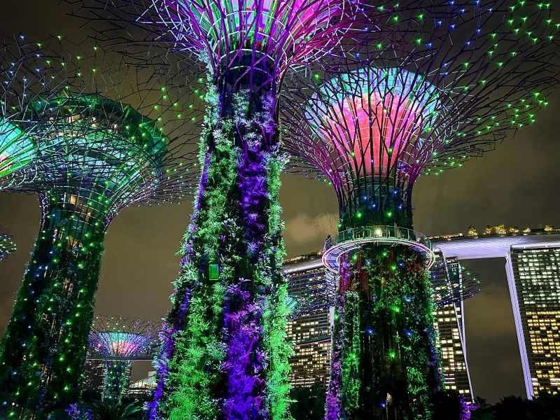 Singapur ist in der Nacht beleuchtet