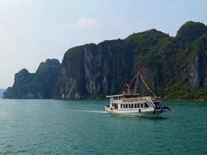 Traditionelle chinesische Dschunke in der Bai Tu Long Bucht in Vietnam