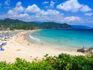 Menschen am Shirama Beach bei strahlendem Sonnenschein in Japan