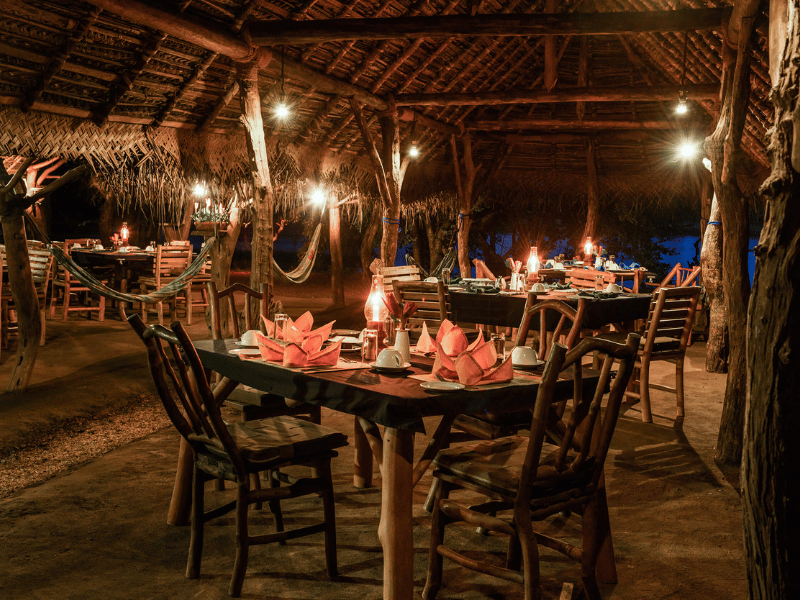 Schön eingedeckte Tische in einem offenen Restaurant am Abend in Sri Lanka