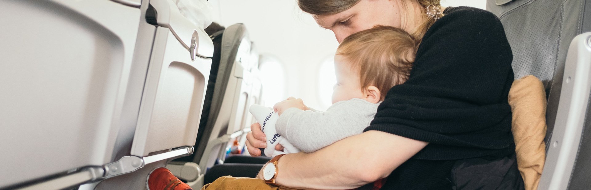 Mutter mit Kleinkind im Flugzeug