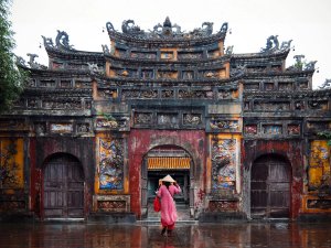 Tempelbesuch in Vietnam in der Regenzeit