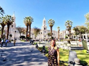 Frau auf Platz in Arequipa in Peru