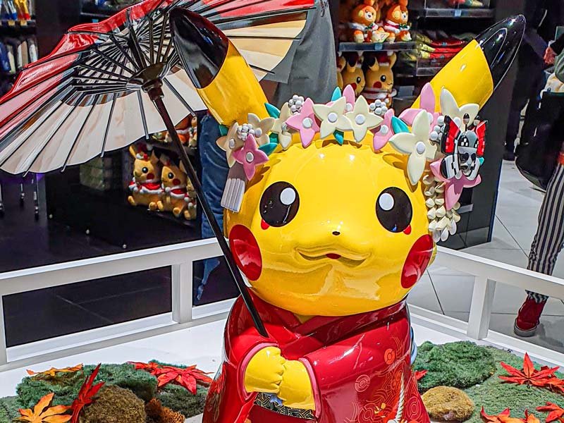 Pokemon Pikachu mit einem Sonnenschirm in Tokio