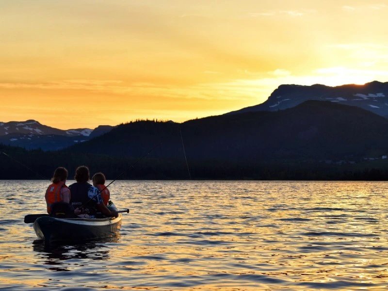 Kanutour am Abend in Beitostolen in Norwegen