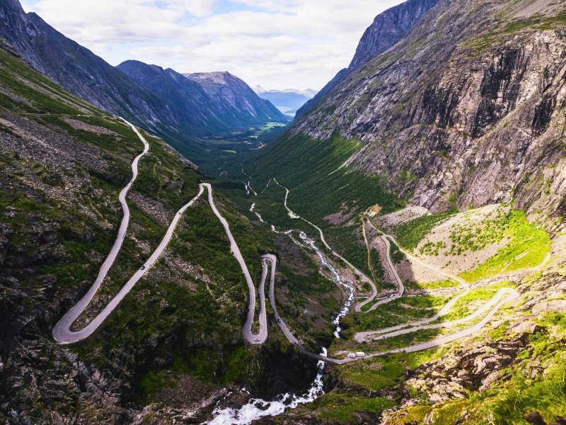 Blick auf die Trollstigen bei Geiranger, Norwegen