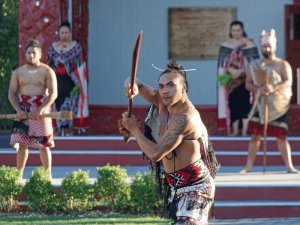Maoris in traditioneller Kleidung in Rotorua, Neuseeland