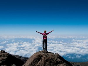 Frau am Kilimanjaro