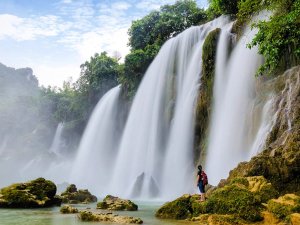 Tourist vor dem Ban Gioc Wasserfall in Vietnam