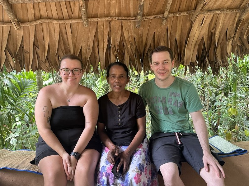 Touristenpaar mit einer einheimischen Frau in Sri Lanka