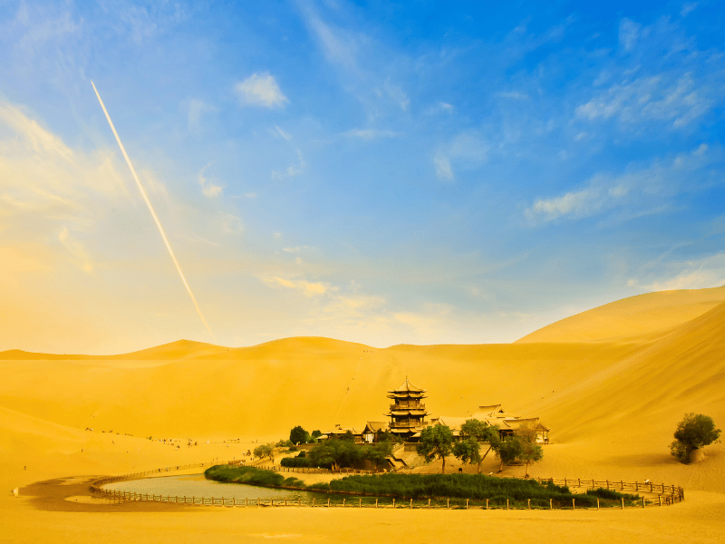 Mondischelsee in der Mittagssonne in der Wüste bei Dunhuang in China