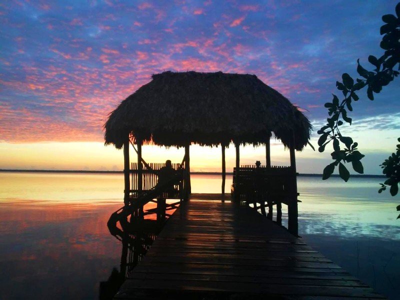 Sonnenuntergang in Bacalar in Mexiko