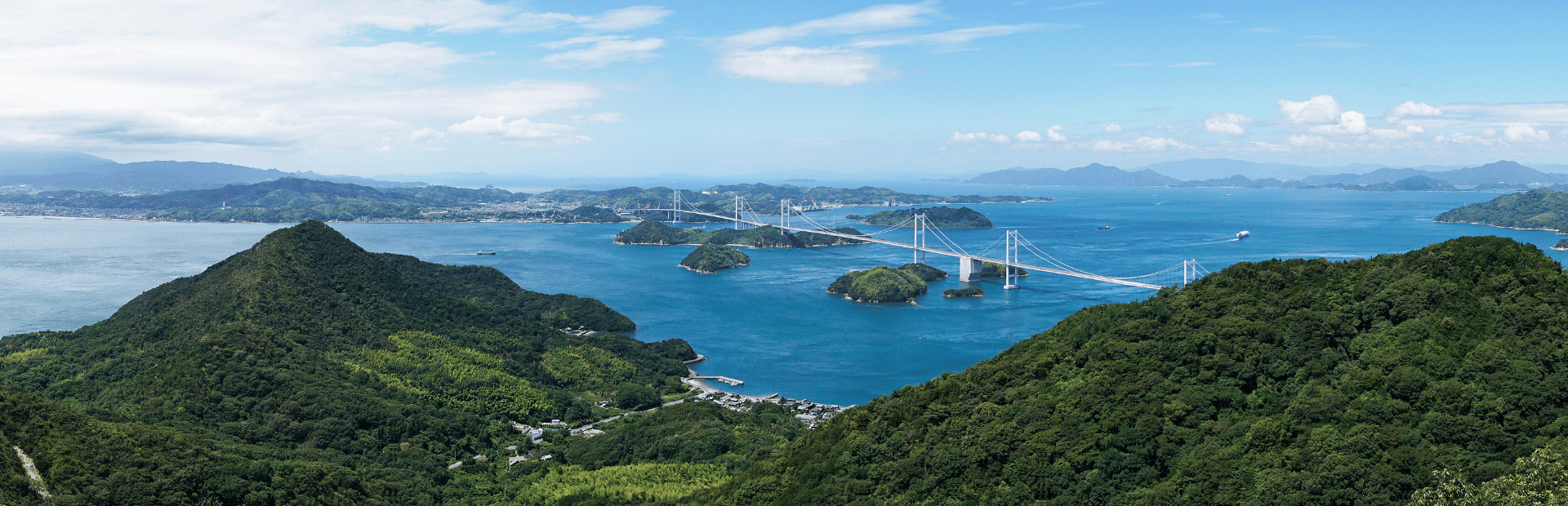 Panoramablick auf die Shimanami Kaido Brücke von den Hügeln vom Festland aus in Japan