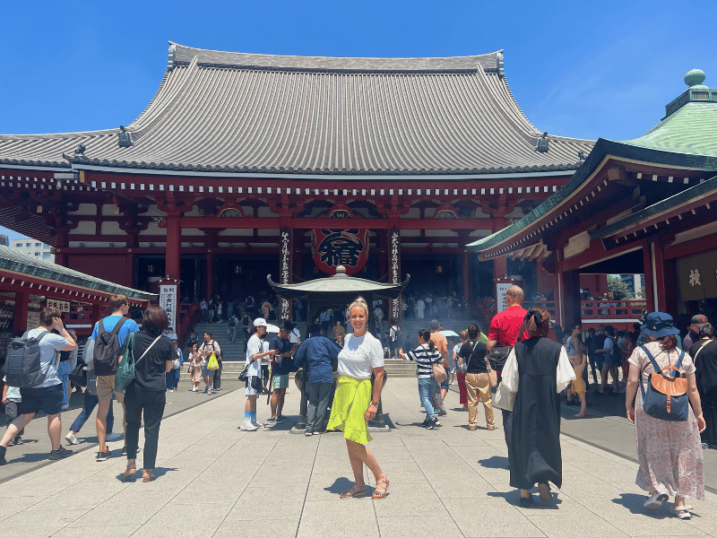 Reisende vor Tempel in Asakusa