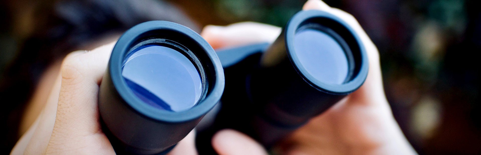 Hände am Fernglas