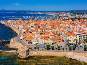 Ausblick auf die Dächer der historischen Stadt Alghero, Sardinien