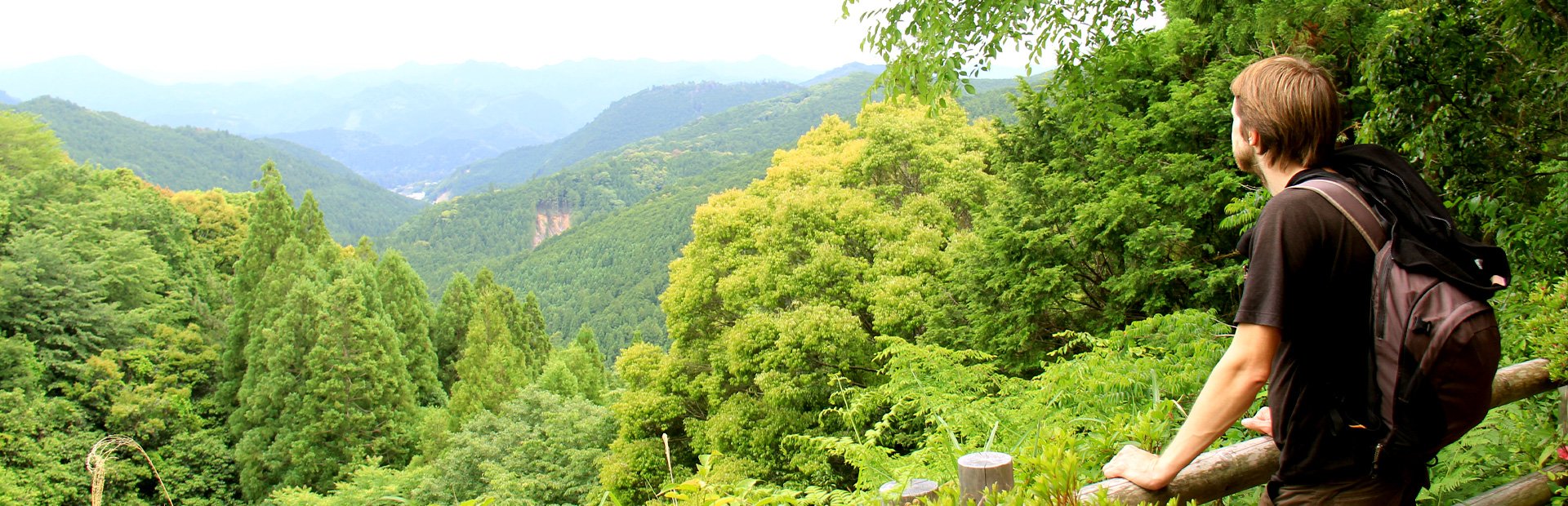 Reisender vor dem Aussichtspunkt ins Tal auf dem Kumano Kodo Pilgerweg in Japan