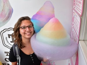 Frau mit bunter Zuckerwatte