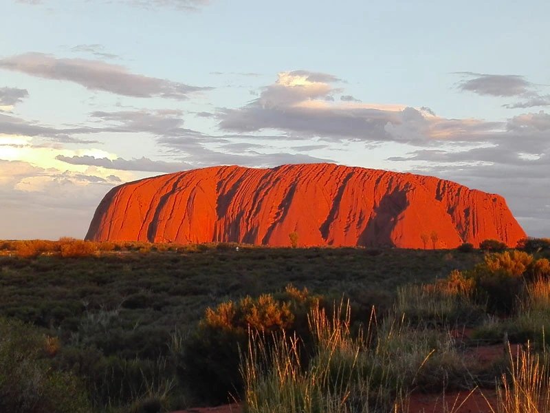 Uluru, der rote Felsen im Sonnenuntergang