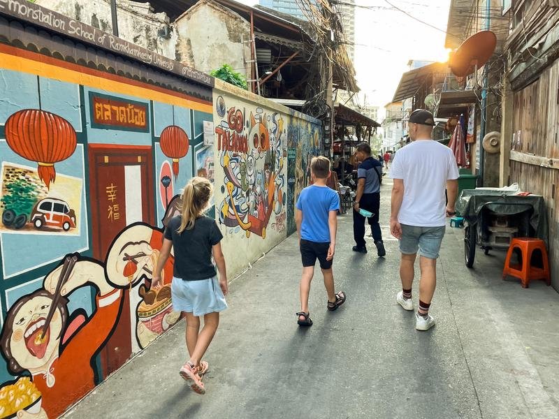 Spaziergang mit der Familie durch Chinatown in Bangkok,Thailand
