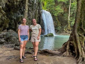 Touristinnen an den Erawan Wasserfällen in Kanchanaburi, Thailand