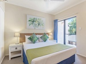 Schlafzimmer mit großem Bett im Apartment in Port Douglas, Australien