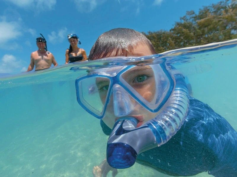 Kind schnorchelt am Great Barrier Reef