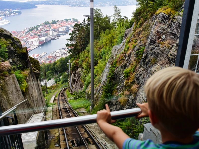 Norwegen - Mit Kindern in der Seilbahn ab Bergen