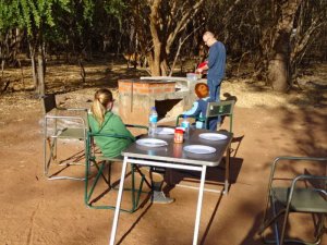 Namibia Okavango Fluss Familienreise reisende in ihren dachzelten.