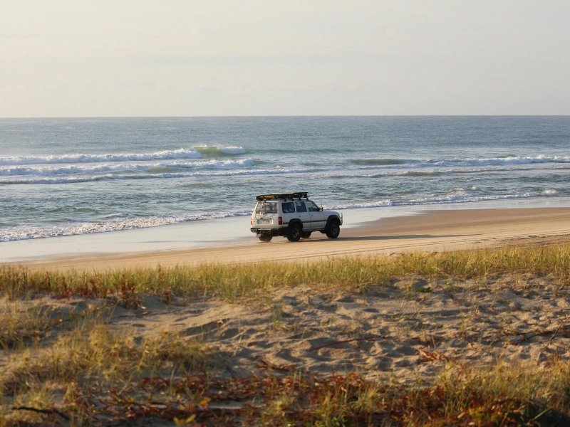 Allradfahrzeug am Strand von Fraser Island, K'gari