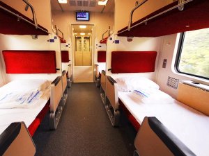 Frisch bezogene Betten Im Nachtzug in Thailand