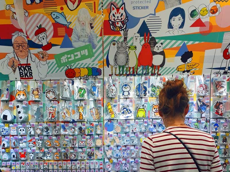 Eine Frau im Aufklebershop in Tokio