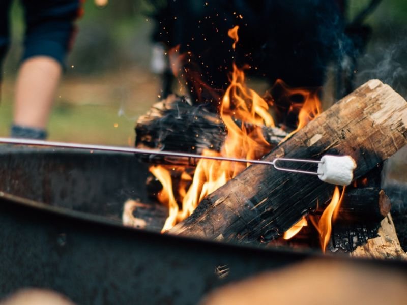 Marshmallows über einem Lagerfeuer rösten