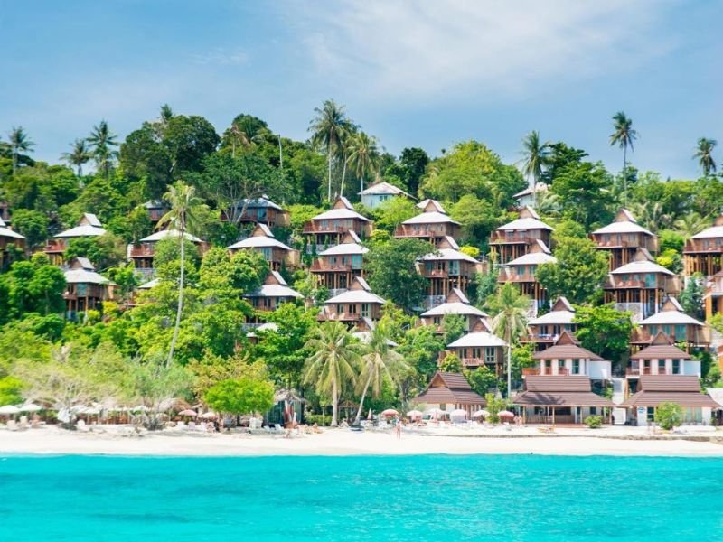 Bungalows am Meer und in den grünen Hügeln von Koh Phi Phi, Thailand