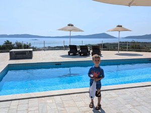 Kind am Pool einer Unterkunft in Griechenland