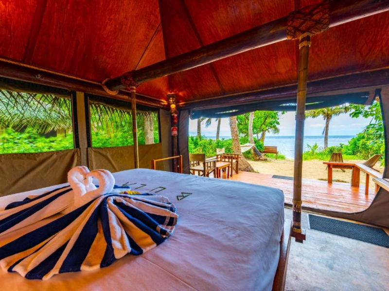 Bure am Strand mit Blick aufs Meer Fidschi