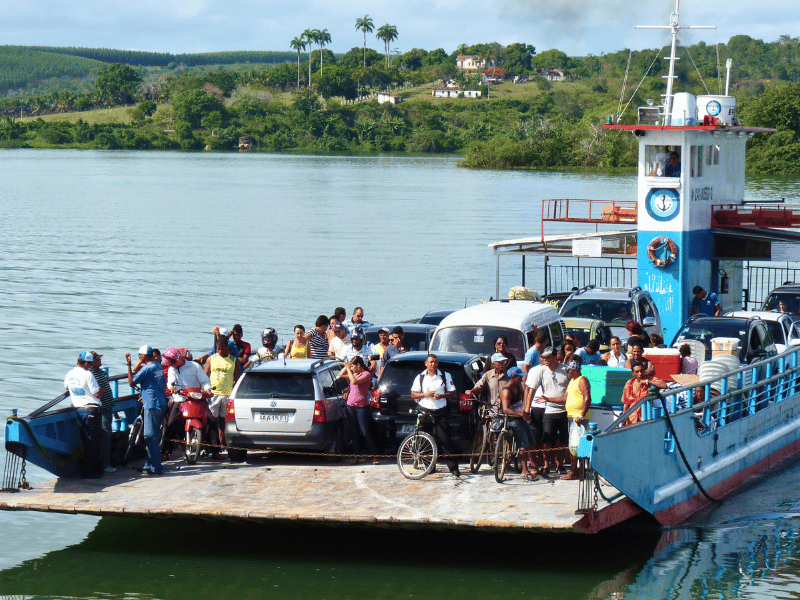Faehre bei Mangue Seco in Brasilien