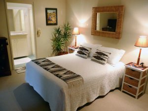 Gemütliches Bett im Hotel, Coffs Harbour, Australien.