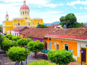 Kirche und Häuser im kolonialen Stil in Granada, Nicaragua