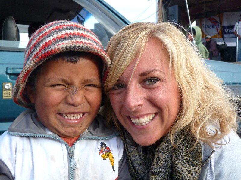 Reisende mit einem Indio Jungen in Ecuador