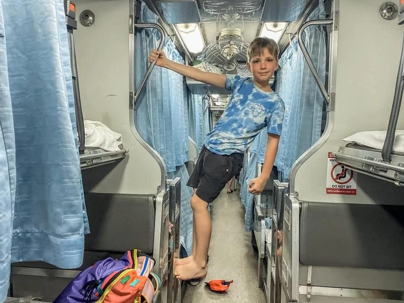 Kind im Nachtzug nach Chiang Mai in Thailand