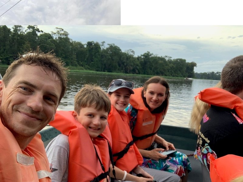 Familie mit dem Boot unterwegs in Tortuguero, Costa Rica