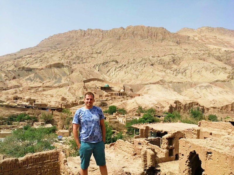 Reisender vor den brennenden Bergen und dem Weintal in Turpan