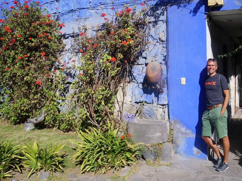 Mann an Blumenwand in Arequipa in Peru