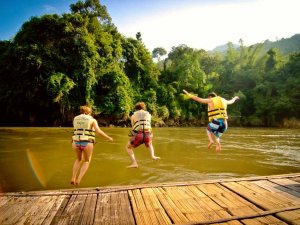 Kinder beim Rafting am River Kwai nahe des Dschungels in Thailand